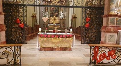 Das Bild zeigt den Altarbereich der Klosterkirche St. Peter vorbereitet für die Segnungsfeier.