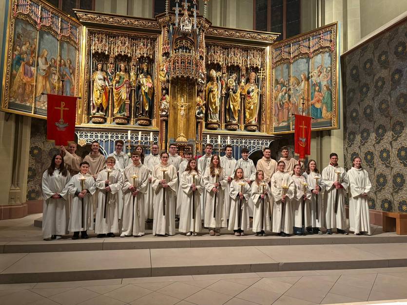 Das Bild zeigt die Ministrantengruppe von Neustadt vor dem Hochaltar im Münster Sankt Jakobus