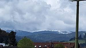 Das Bild zeigt den schneebedeckten Feldberg