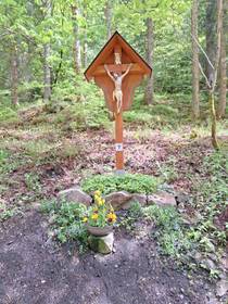 Das Bild zeigt ein Wegkreuz
