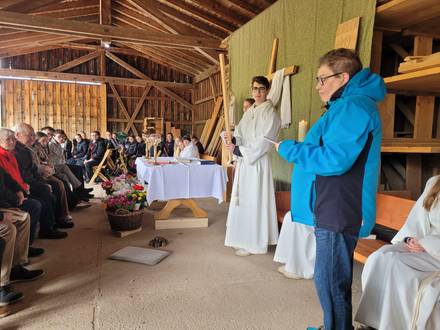Das Bild zeigt die Eucharistiefeier zu Christi Himmelfahrt