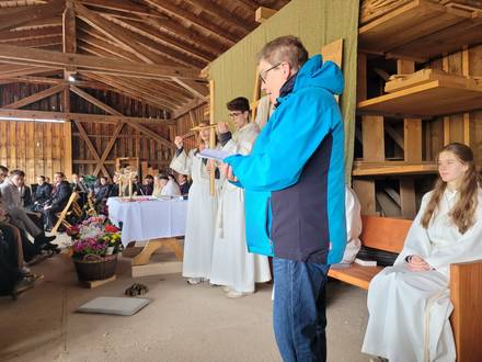 Das Bild zeigt die Eucharistiefeier zu Christi Himmelfahrt