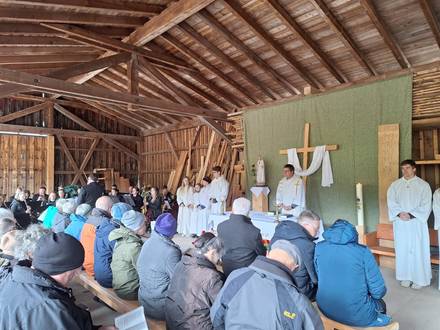 Das Bild zeigt die Eucharistiefeier zu Christi Himmelfahrt