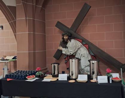 Dieses Bild zeigt einen Glühweinstand in der Kirche