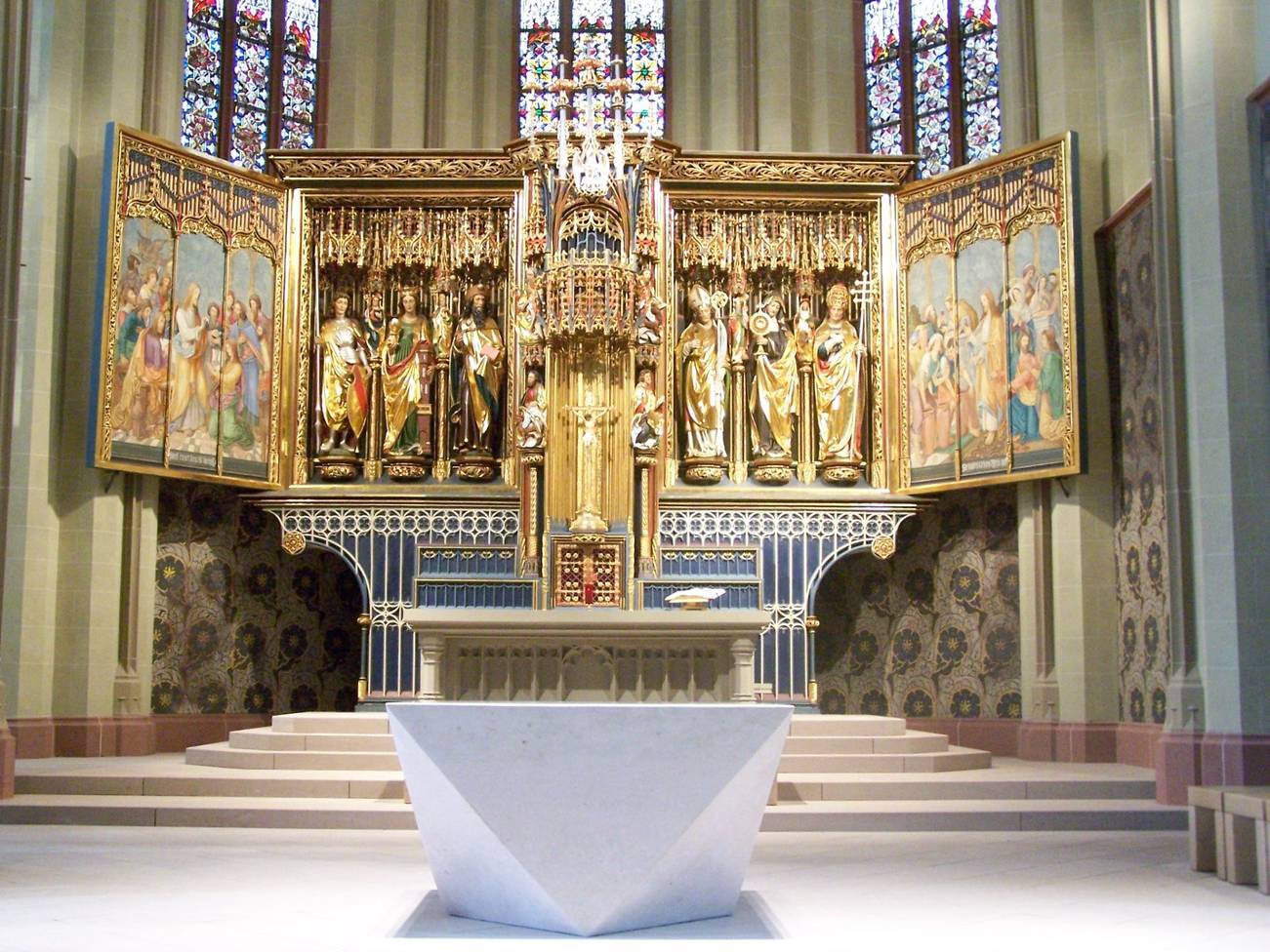 Das Bild zeigt den Zellebrationsaltar und den Hochaltar des Münster St. Jakobus