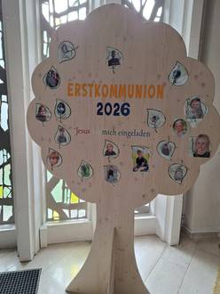 Das Bild zeigt einen Baum mit den Bildern der Kommunionkinder von Hinterzarten