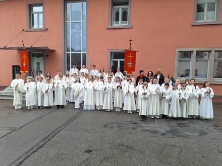 Das Bild zeigt die Kommunionkinder von Neustadt mit den Minis