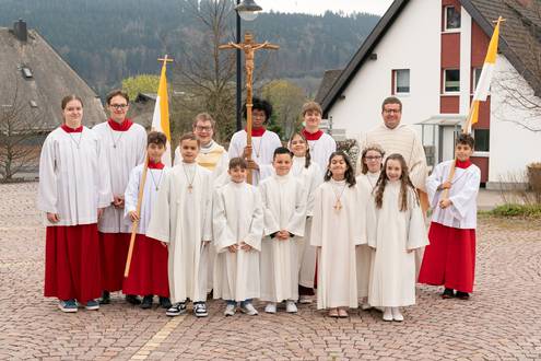 Das Bild zeigt die Kommunionkinder und Ministranten von Titisee