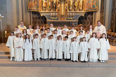 Das Bild zeigt die Erstkommunionkinder aus Neustadt