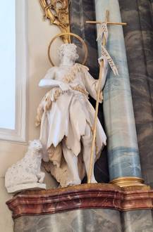 Das Bild zeigt eine Figur von Johannes dem Täufer aus der Kirche in Breitnau