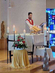Das Bild zeigt Kevin Schuh bei einer Wort-Gottes-Feier