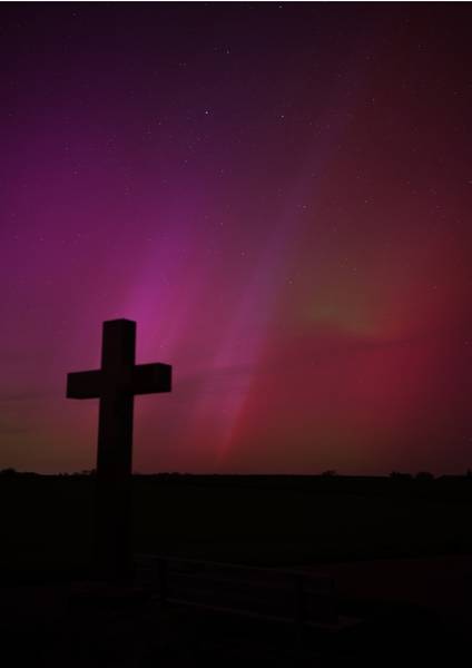 Das Bild zeigt ein Kreuz vor Polarlichtern bei Bonndorf.