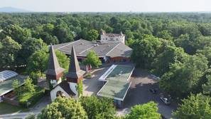 Das Bild zeigt eine Luftaufnahme der Freilichtbühne Ötigheim.