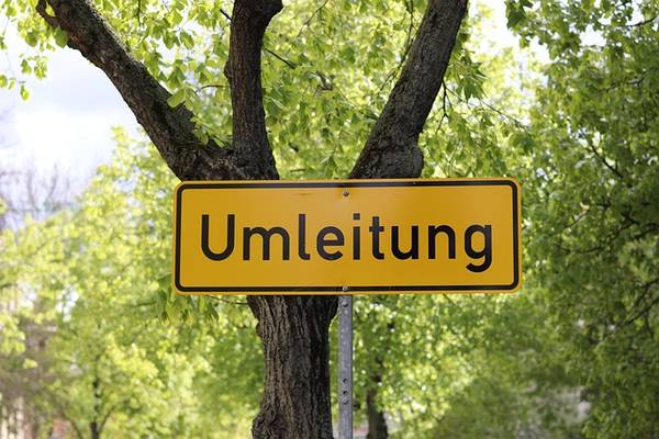 Das Bild zeigt ein Umleitungsschild.